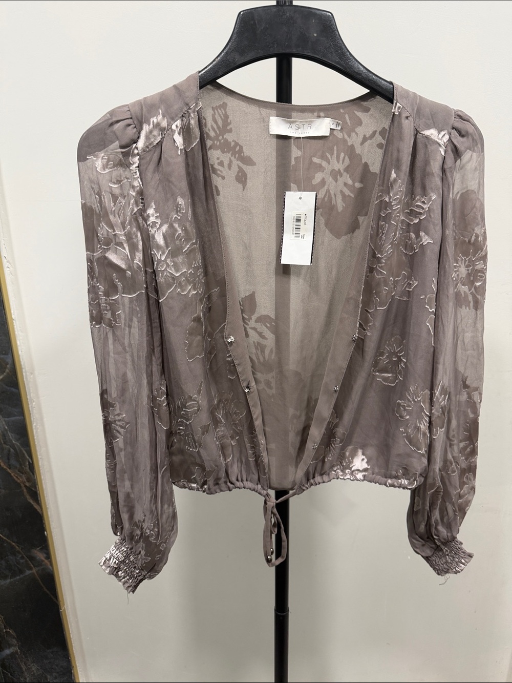 ASTR the Label Tiffany Taupe Floral Silk Long Sleeve Crop Top NWT S